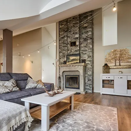 Charming Penthouse With Sauna In Old Town טאלין