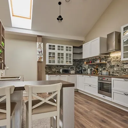 Charming Penthouse With Sauna In Old Town דירה